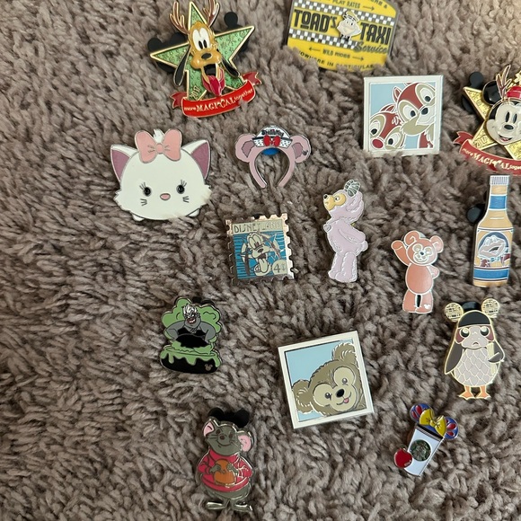 DISNEY PINS - Picture 3 of 6